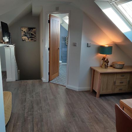 Delightful & Picturesque Modern Detached Apartment, Next To Chester Zoo, Near Park And Ride To City Centre Exterior foto
