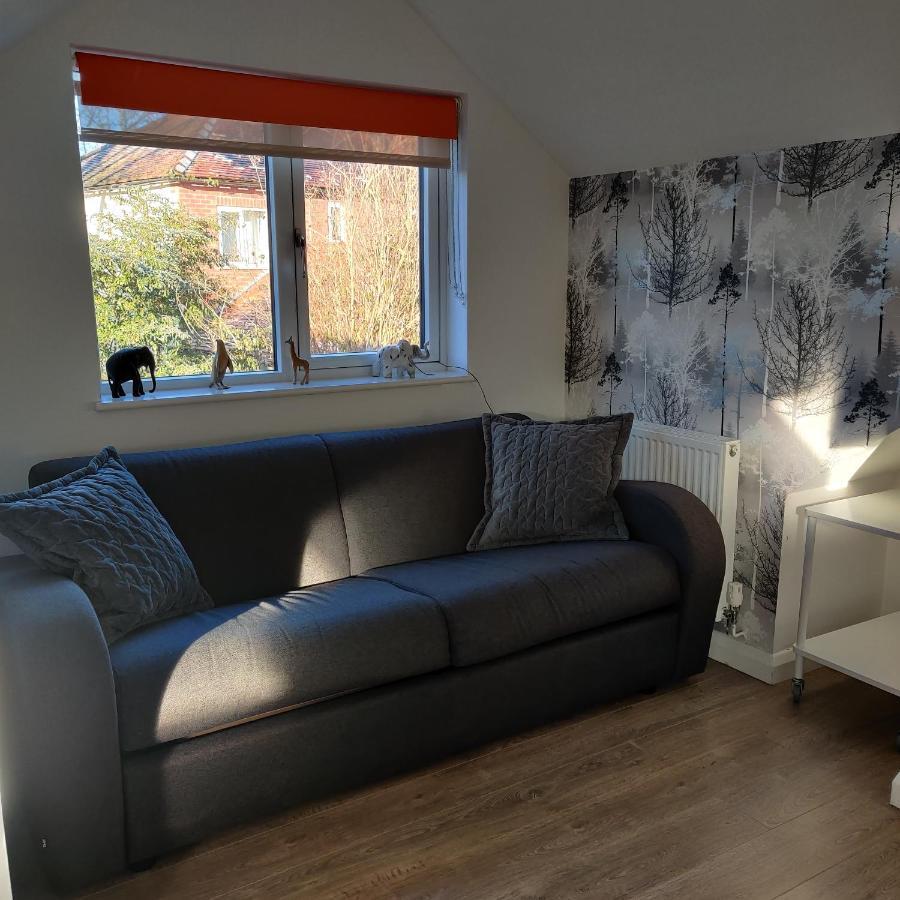 Delightful & Picturesque Modern Detached Apartment, Next To Chester Zoo, Near Park And Ride To City Centre Exterior foto